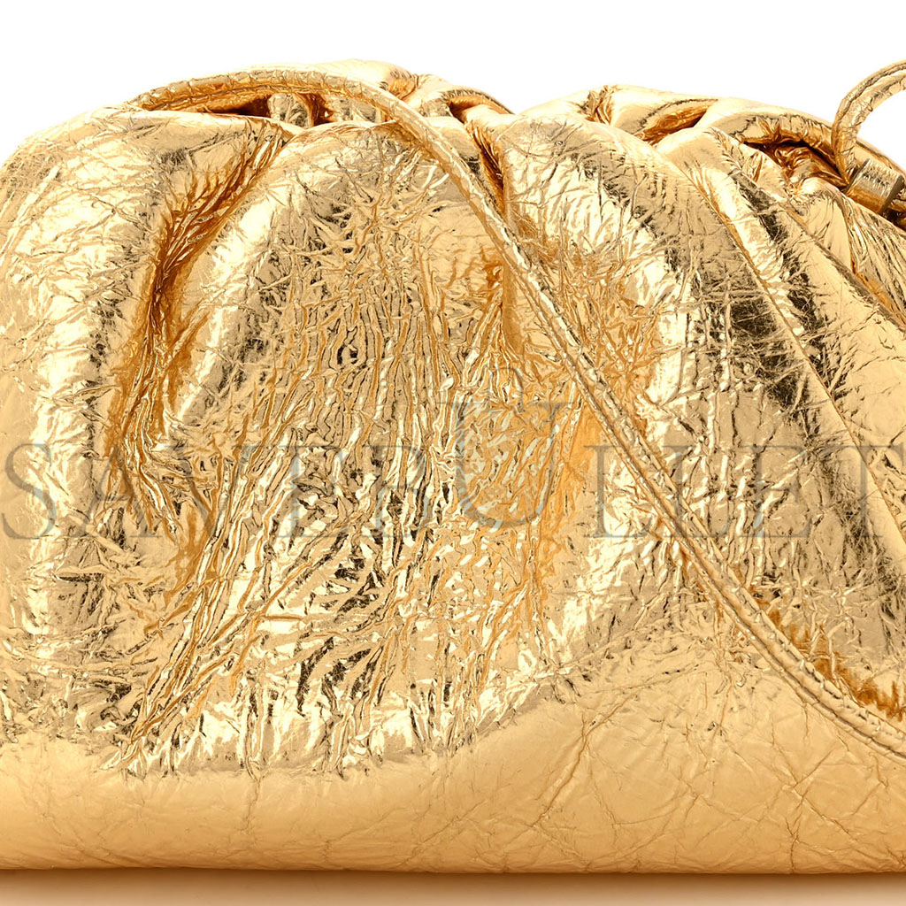 BOTTEGA VENETA METALLIC CRINKLED LAMBSKIN THE MINI POUCH ORO (22*12*6cm)